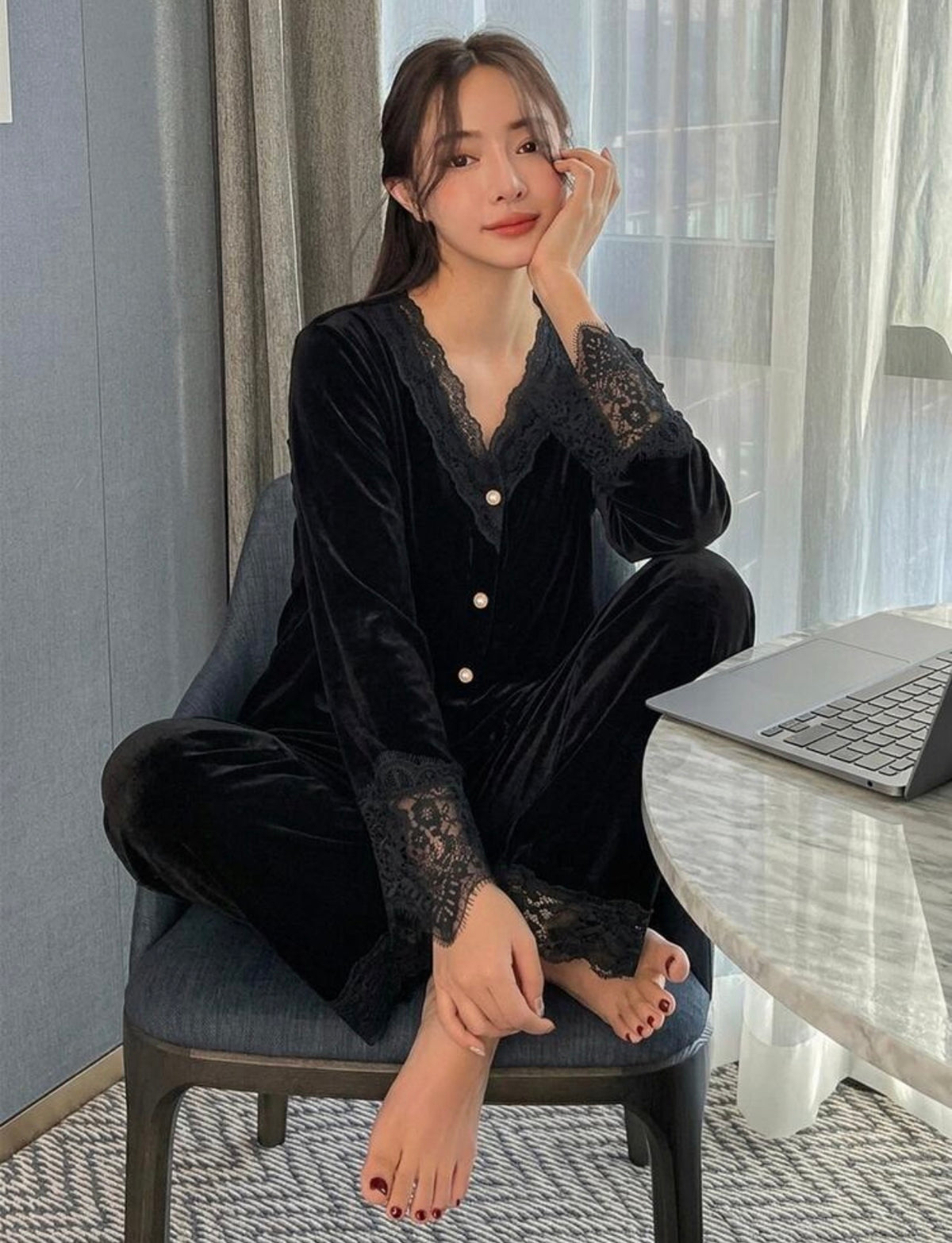 بيجامه قطيفه شتوي مسورده اسود دانتيل